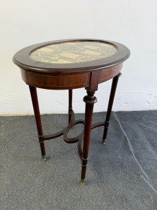 Elegante mesa auxiliar, ovalada, en caoba con cristal y...