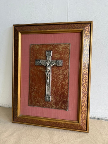 Bonita enmarcación del señor crucificado.