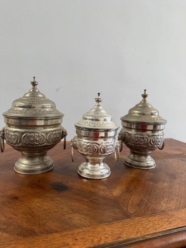 Conjunto de 3 bomboneras con detalles cincelados.