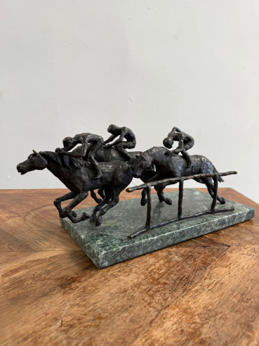 Carrera de caballos sobre base de mármol verde.
