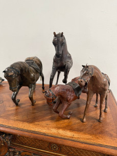 Colección de caballos en cuero.