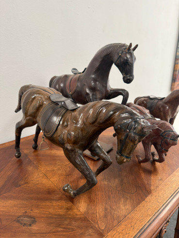 Colección de caballos en cuero.