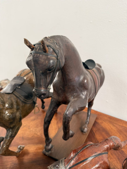 Colección de caballos en cuero.