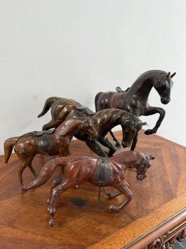 Colección de caballos en cuero.
