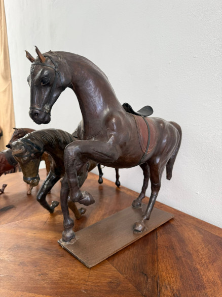 Colección de caballos en cuero.