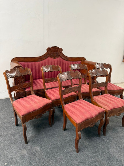 Elegante conjunto isabelino de sofá y 6 sillas.