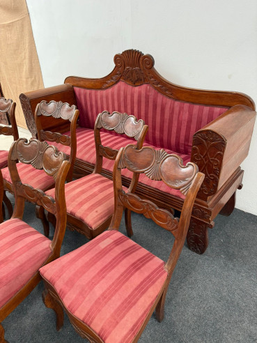 Elegante conjunto isabelino de sofá y 6 sillas.