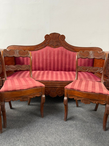 Elegante conjunto isabelino de sofá y 6 sillas.