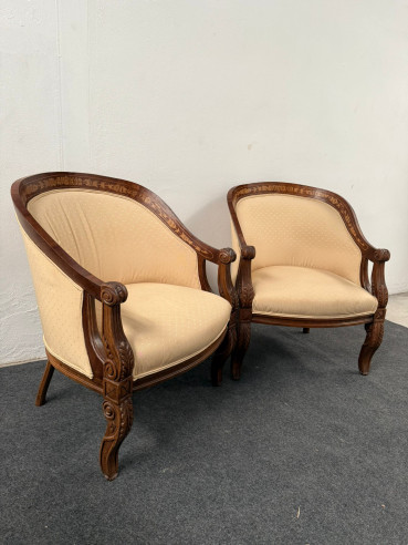 Elegante pareja de butacas o sillones con detalles en marquetería, (para retapizar).