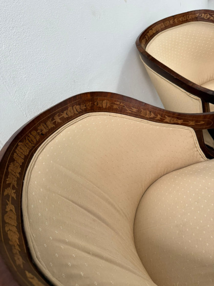 Elegante pareja de butacas o sillones con detalles en marquetería, (para retapizar).