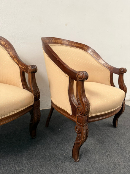 Elegante pareja de butacas o sillones con detalles en marquetería, (para retapizar).