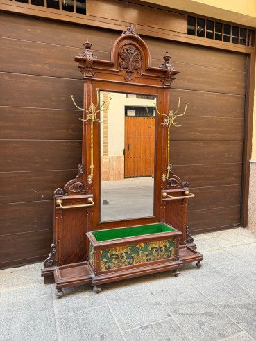 Gran mueble paragüero con bastonera y percheros en bronce, todo en madera de nogal.
