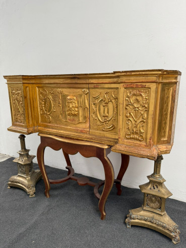 Gran retablo dedicado a la Pasión de Cristo, dorado en oro fino.