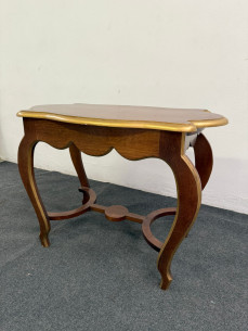 Bonita mesa consola con formas y filos dorados.