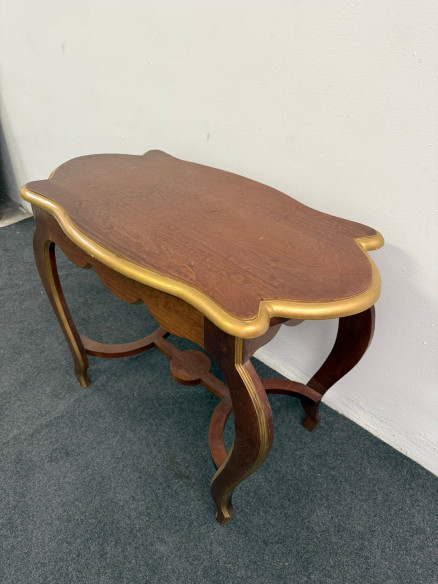 Bonita mesa consola con formas y filos dorados.