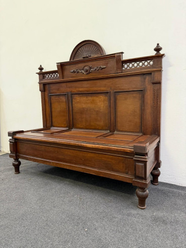 Elegante banco o escaño con penacho todo en madera de nogal.