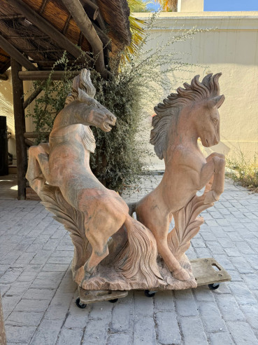 Pareja de caballos en mármol rosa hechos en una sola pieza.