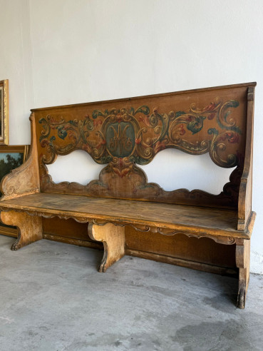 Gran banco de convento o iglesia en madera pintado a mano, con monograma Mariano que representa la Virgen María.