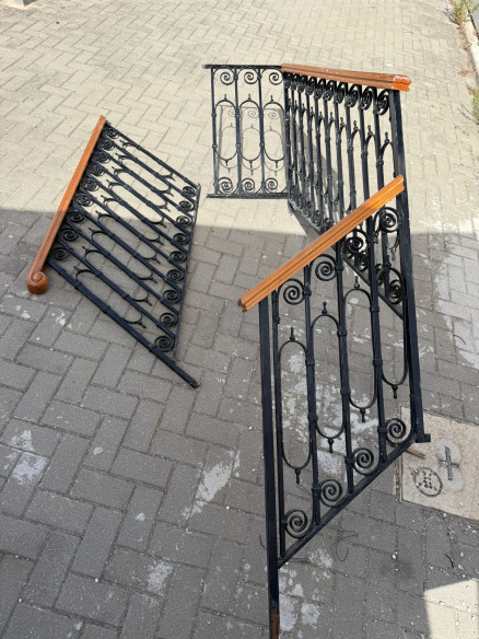 Baranda de escalera hecha a fragua con pasamanos en madera.