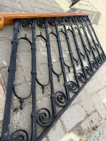 Baranda de escalera hecha a fragua con pasamanos en madera.