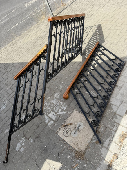 Baranda de escalera hecha a fragua con pasamanos en madera.