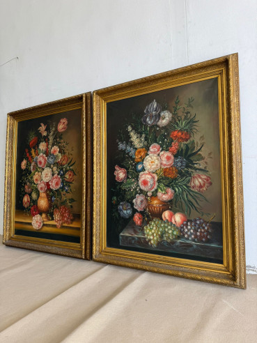Gran pareja de coloridos bodegones, jarrones con naturaleza muerta.