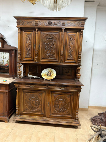 Gran aparador inglés en madera de roble con elegantes tallas, baldas y cajones.