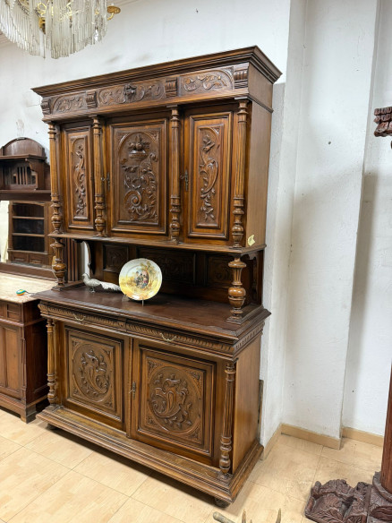 Gran aparador inglés en madera de roble con elegantes tallas, baldas y cajones.