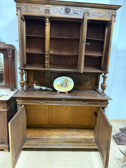 Gran aparador inglés en madera de roble con elegantes tallas, baldas y cajones.