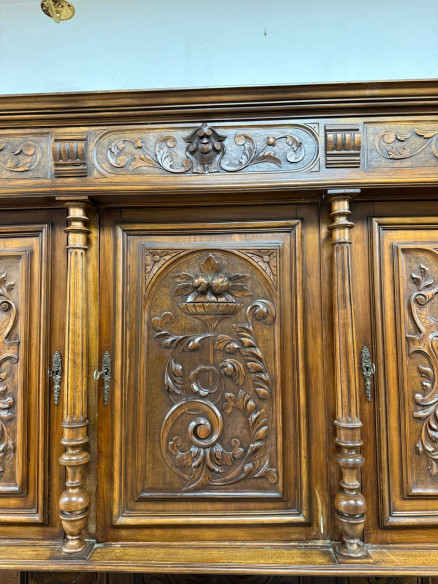 Gran aparador inglés en madera de roble con elegantes tallas, baldas y cajones.