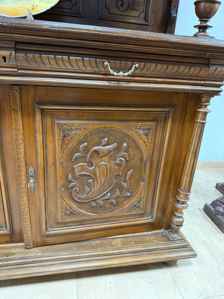 Gran aparador inglés en madera de roble con elegantes tallas, baldas y cajones.