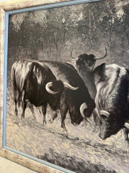 Toros bravos en el campo, pintados sobre tabla por Juan Lara.