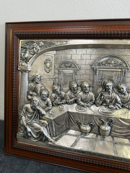 La Última Cena: Jesús, los 11 apóstoles y María Magdalena, sobre relieve bañado en plata.