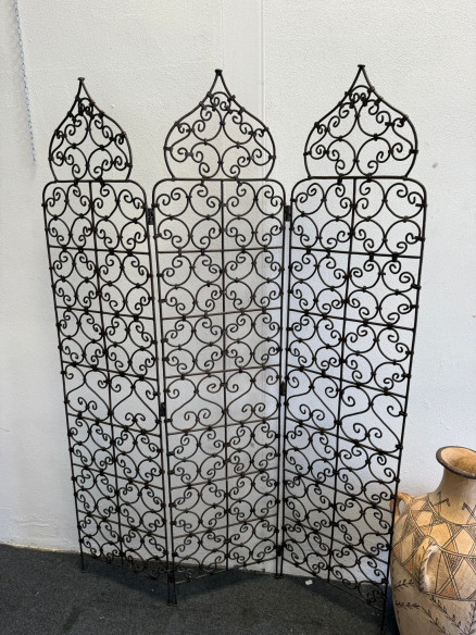 Bonito biombo artesano con gran trabajo de herrajes y decoración.