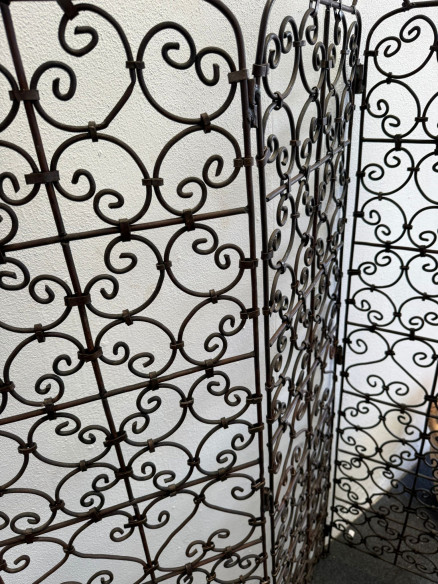 Bonito biombo artesano con gran trabajo de herrajes y decoración.