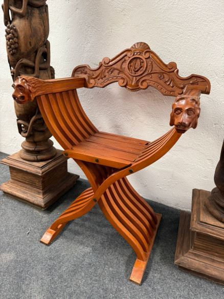 Bonita jamuga plegable con cabezas de león en asas.