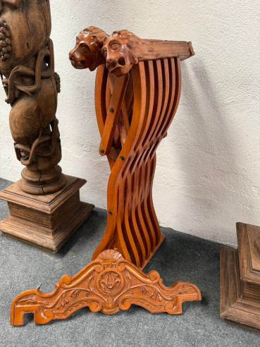 Bonita jamuga plegable con cabezas de león en...