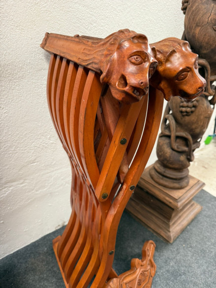 Bonita jamuga plegable con cabezas de león en asas.