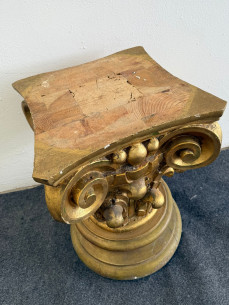 Gran capitel tallado en madera y dorado, ideal para... 2