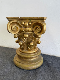Gran capitel tallado en madera y dorado, ideal para...