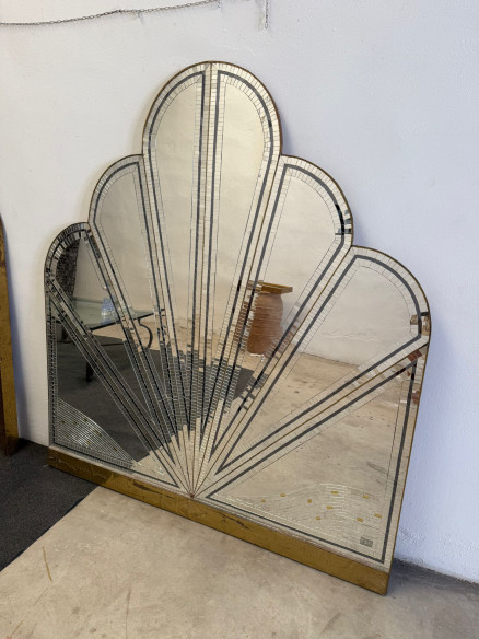 Gran espejo mosaico estilo art-decó con forma de abanico o rayos de sol.