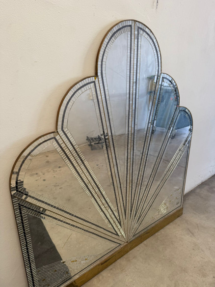 Gran espejo mosaico estilo art-decó con forma de abanico o rayos de sol.