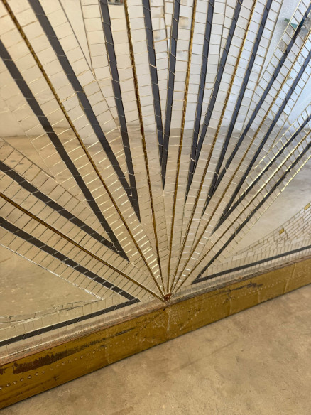 Gran espejo mosaico estilo art-decó con forma de abanico o rayos de sol.