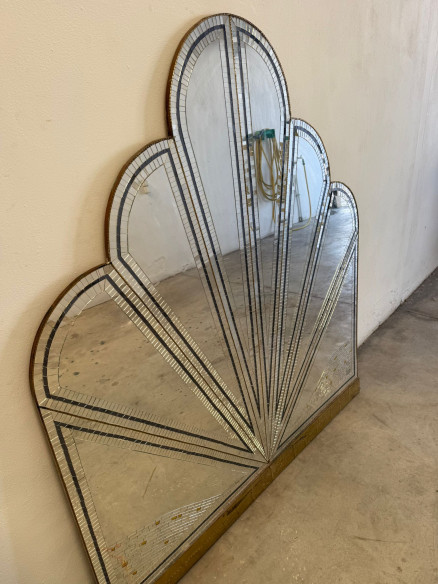 Gran espejo mosaico estilo art-decó con forma de abanico o rayos de sol.