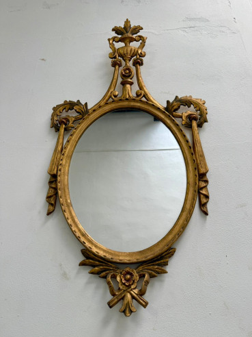 Bonito espejo tallado en madera.