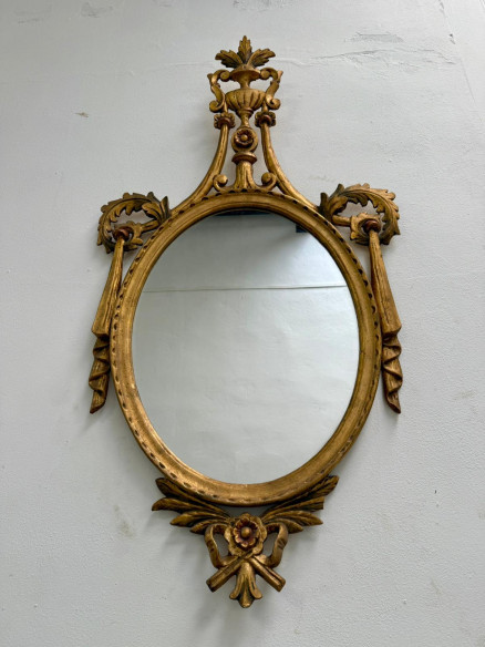 Bonito espejo tallado en madera.