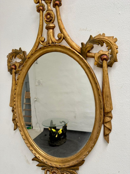 Bonito espejo tallado en madera.