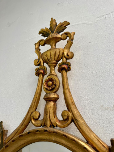 Bonito espejo tallado en madera.