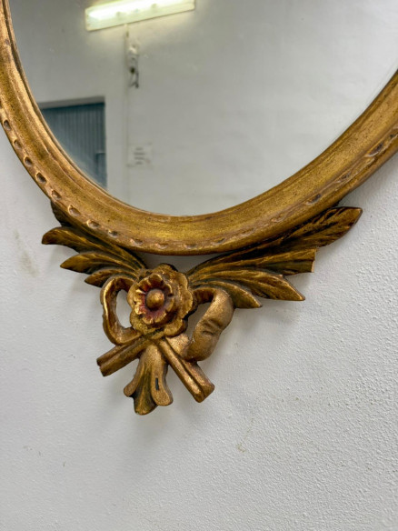 Bonito espejo tallado en madera.