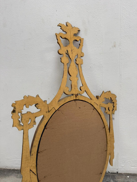 Bonito espejo tallado en madera.